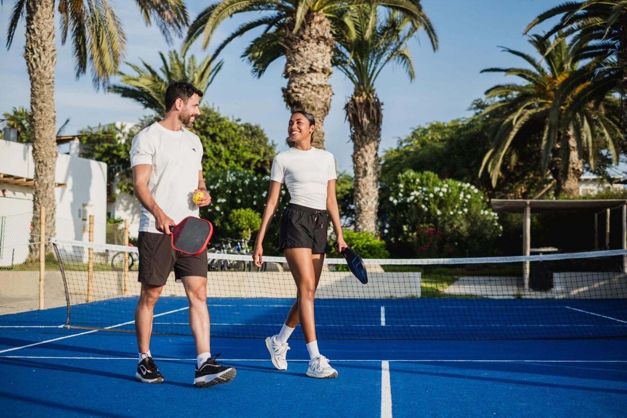 Hotel Paracas, A Luxury Collection Resort, Paracas Exteriér fotografie Tennis players walking on a tennis court