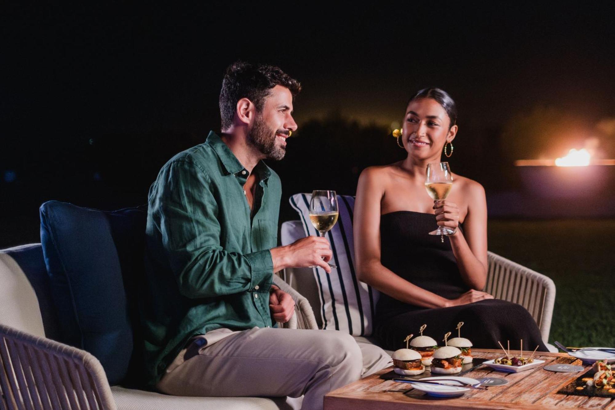 Hotel Paracas, A Luxury Collection Resort, Paracas Exteriér fotografie A couple dining at the resort