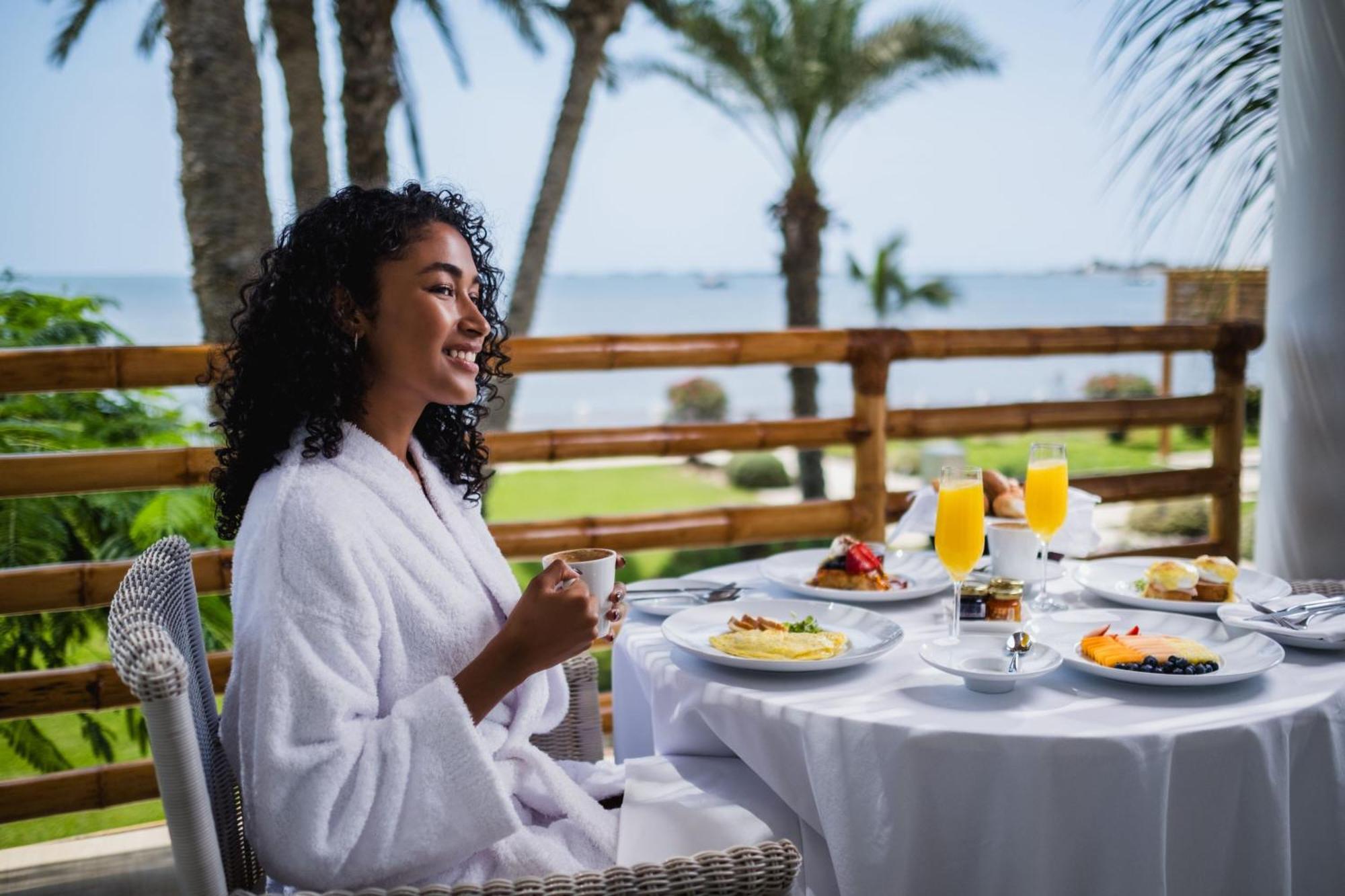 Hotel Paracas, A Luxury Collection Resort, Paracas Exteriér fotografie A woman wearing a bathrobe