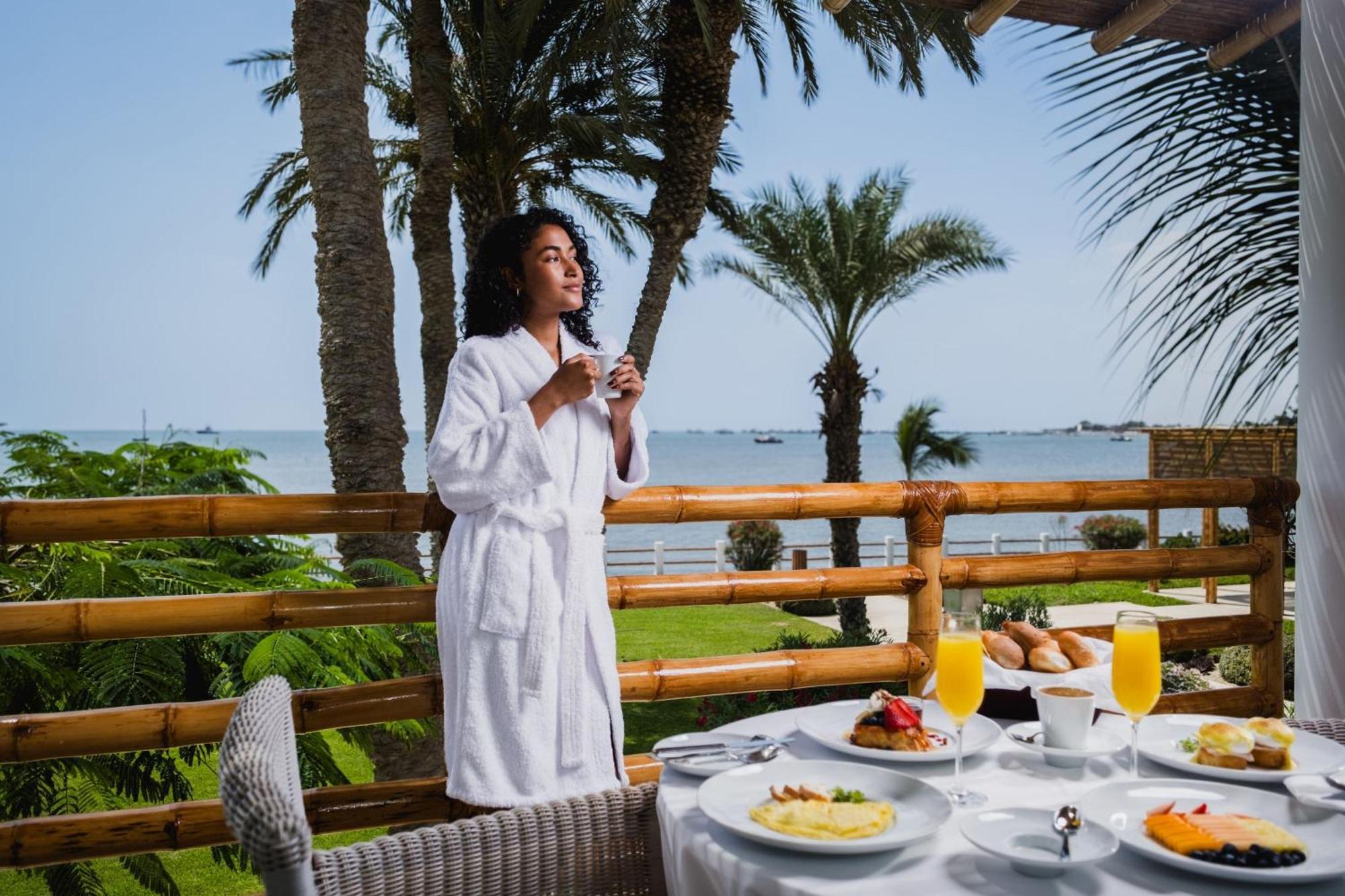 Hotel Paracas, A Luxury Collection Resort, Paracas Exteriér fotografie A woman wearing a bathrobe