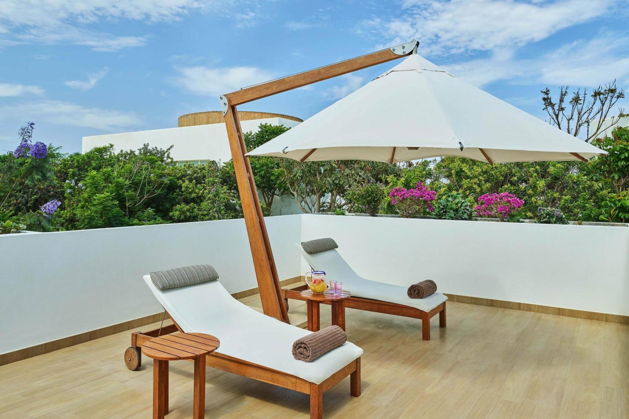 Hotel Paracas, A Luxury Collection Resort, Paracas Exteriér fotografie A cantilever umbrella